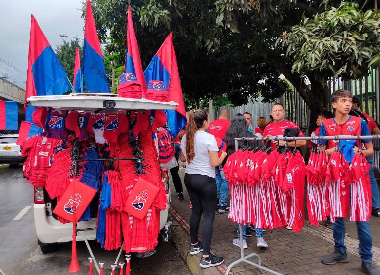 El ambiente a los alrededores del Atanasio Girardot es rojo, los aficionados ya se encuentran en la zona tratando de ingresar al escenario para el duelo que arrancará a las 6:00 de la tarde. FOTO: JAIME PÉREZ