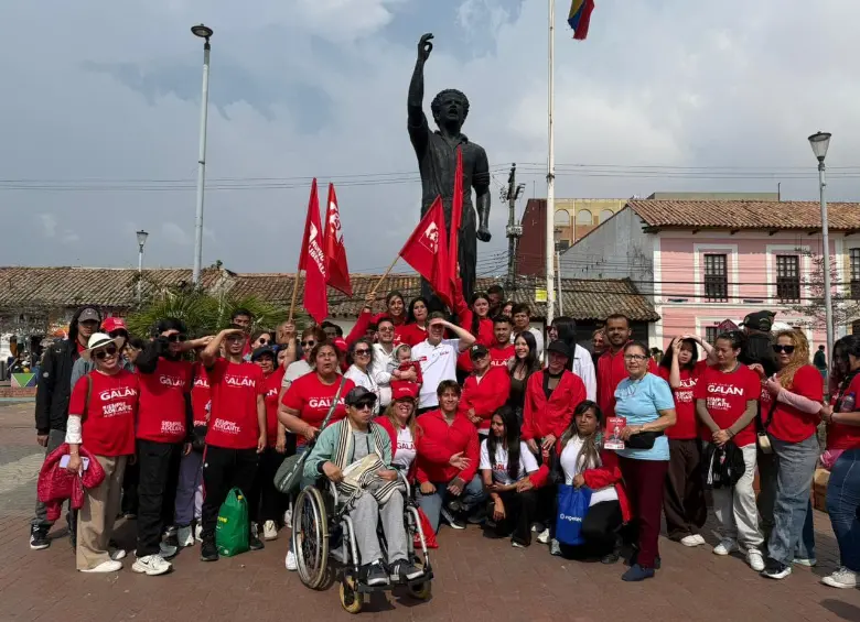 Juan Manuel Galán y su equipo al pie de la estatua de su padre en la plaza de Soacha. Foto: Cortesía.