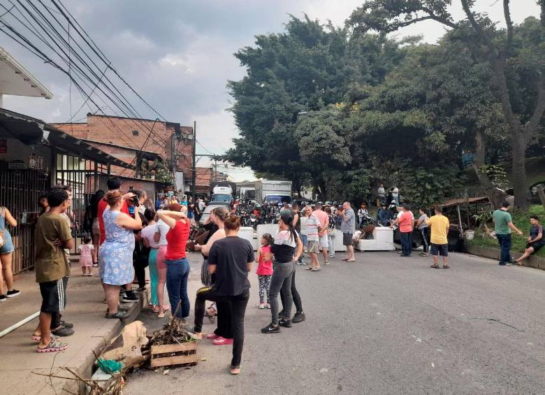 Con muebles y tablas está cerrada la Regional Paralela. FOTO: CORTESÍA DENUNCIAS ANTIOQUIA