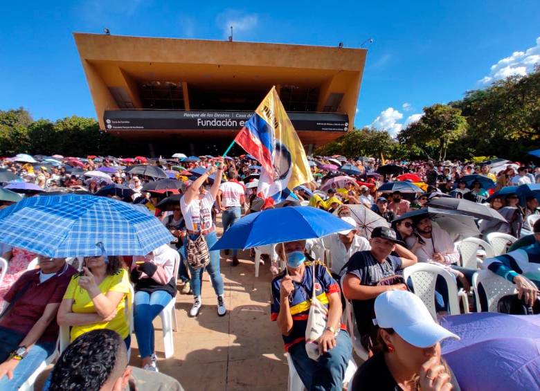 Las personas en Medellín llegaron al Parque de los Deseos con banderas de Colombia y la imagen de Gustavo Petro. FOTO JAIME PÉREZ
