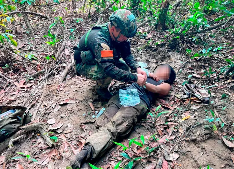 Una de las disidentes de las Farc que terminaron detenidas luego del bombardeo en Amazonas, es minusválida, por una antigua amputación de la pierda derecha a la altura de la rodilla. FOTO: Cortesía Fuerzas Militares