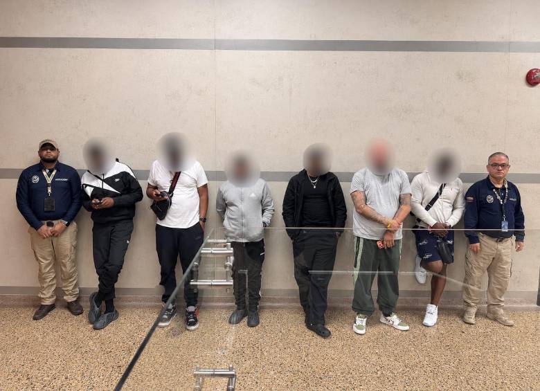 A estos seis estadounideses los devolvieron del aeropuerto José María Córdova, de Rionegro, luego de irregularidades en su entrevista con los funcionarios de Migración Colombia. FOTO: CORTESÍA MIGRACIÓN COLOMBIA