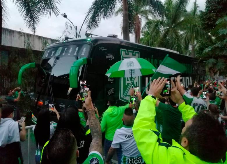 El bus de Nacional estuvo rodeado de hinchas a su llegada al Atanasio Girardot. FOTO: MANUEL SALDARRIAGA