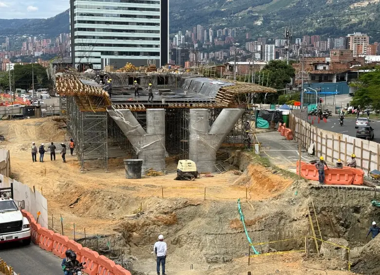 Vaciado de viga, intercambio vial a desnivel de la avenida Las Vegas con la calle 50 Sur, entre Envigado-Sabaneta. Fotos: Cortesía. 