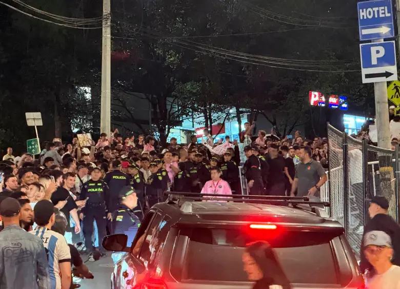 Cientos de personas se abarrotaron a las afueras del hotel Wake de Medellín para ver a Lionel Messi llegar con Inter Miami. Foto: Juan Pablo Álvarez
