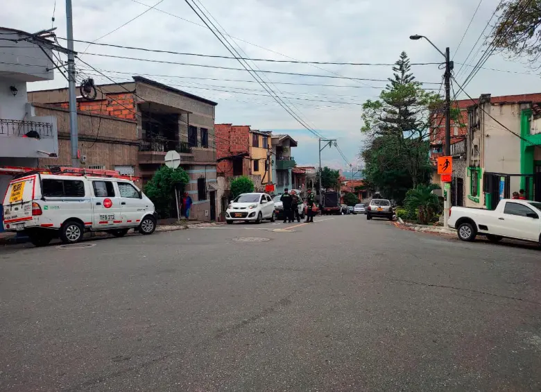 En este punto de la calle 71A con la carrera 47, en Aranjuez, ocurrió el asesinato de Alexis Quintero Restrepo, alias El Cabezón, quien habría heredado el poder de la banda Los Rolex, luego del asesinato de alias Mono Rolex. FOTO: ANDRÉS GARCÍA HERNÁNDEZ