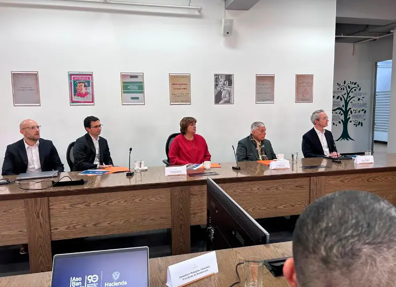 En el salón Antonio García se reunió el ministro de Hacienda Germán Ávila, junto con Jonathan Malagón (Asobancaria), María Lorena Gutiérrez (Grupo Aval), Juan Carlos Mora (Bancolombia), Javier Suárez Esparragoza (Davivienda) y Mario Pardo Bayona (BBVA), Diego Fernando Prieto(Banco Caja Social). FOTO: CORTESÍA MINHACIENDA