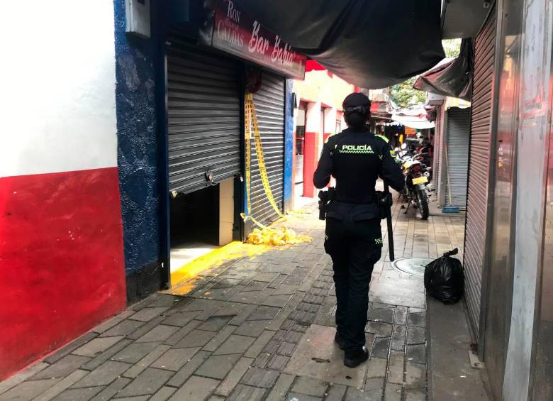 Esta imagen corresponde al asesinato de Richard Leonel Silva Cáceres, un venezolano de 25 años, el pasado 25 de junio, dentro de un bar, siendo el cuarto caso de la racha en la carrera 52A con la calle 53, en el centro de Medellín. FOTO: LAURA ROSA JIMÉNEZ VALENCIA