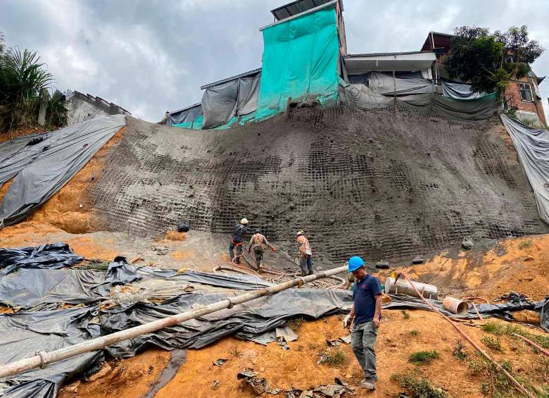 Los contratistas trabajan en la estabilización del terreno. Foto: Cortesía. 