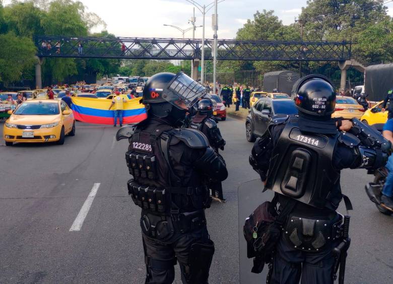 La policía antimotines hacía presencia en el intercambio vial de Punto Cero este miércoles buscando controlar los bloqueos. FOTO: MANUEL SALDARRIAGA