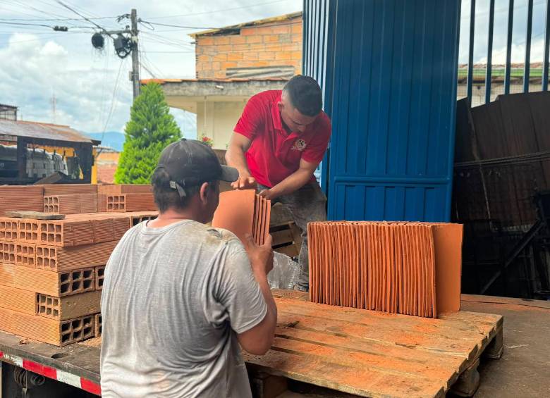 Las primeras 96 toneladas de materiales de construcción que envió la Gobernación de Antioquia a las zonas rurales y urbanas de los municipios de Caramanta, Hispania y Betania en el Suroeste antioqueño. Foto: Cortesía