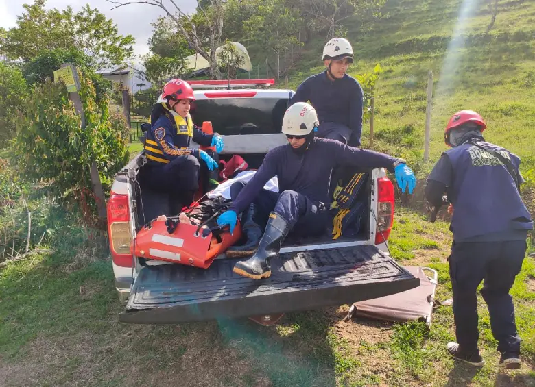 El joven fue rescatado por los bomberos, pero ya era demasiado tarde. FOTO: BOMBEROS DE SAN CARLOS