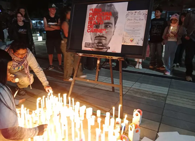 Mientras en el parque principal de Yarumal, la gente se unió a recordar al periodista Mateo Pérez, sus padres iniciaron el traslado de su cuerpo para sus ritos fúnebres. Foto: Mariano Herrera