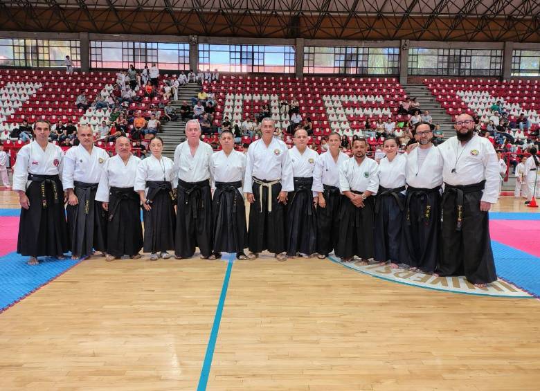 El sensei Barlaam Pizarro Castro, en el centro con cinturón blanco, junto a un grupo de jueces. FOTO cortesía