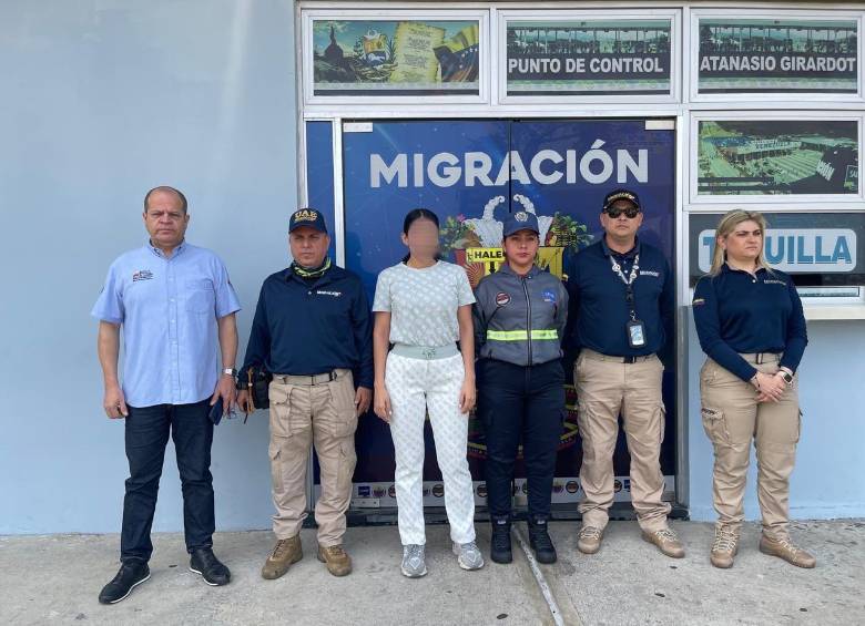 Este es el momento de la captura de alias Gokú y Kata, eran requeridos por la justicia de Venezuela por delitos como trata de personas, hurto agravado y homicidio. FOTO: Cortesía Migración Colombia