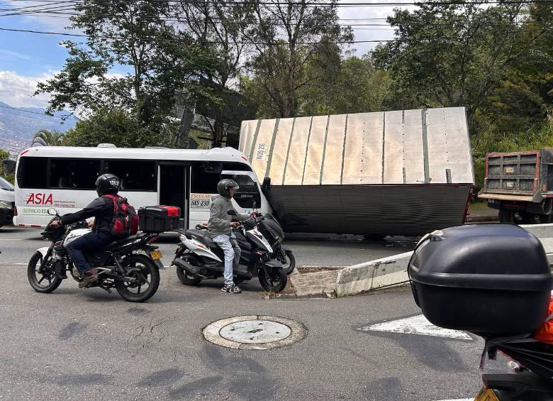 Los dos conductores de los vehículos quedaron atrapados luego del incidente. FOTO: CORTESÍA DENUNCIAS ANTIOQUIA