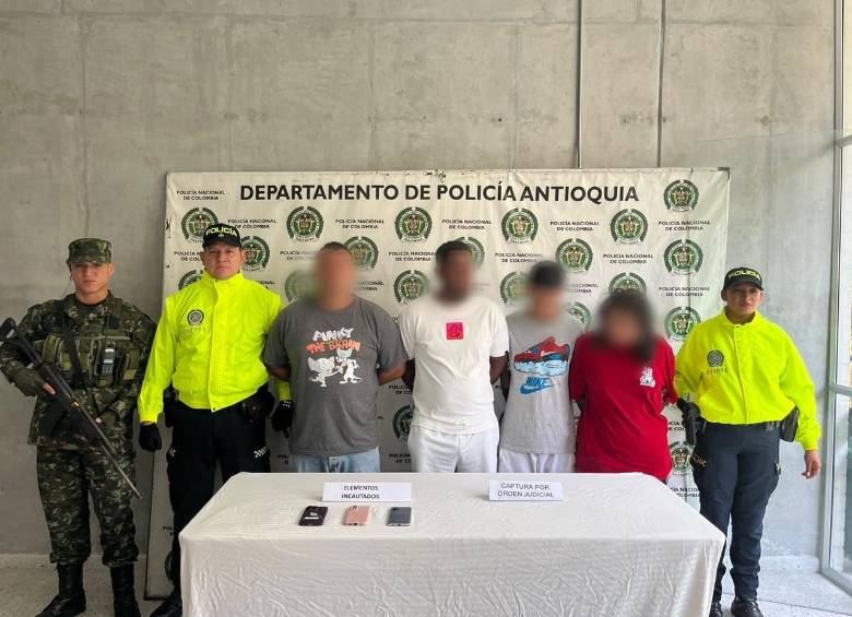 Esta operación permitió la captura de alias Pocho y de tres personas más que, al parecer, también integraban la Subestructura Edwin Román Velásquez Valle del Clan del Golfo. FOTO: Ejercito Nacional