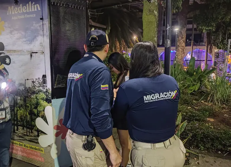 El propósito principal de las autoridades es identificar irregularidades en el estatus migratorio de turistas y verificar si hay extranjeros con antecedentes de explotación sexual. FOTO: Cortesía Migración Colombia