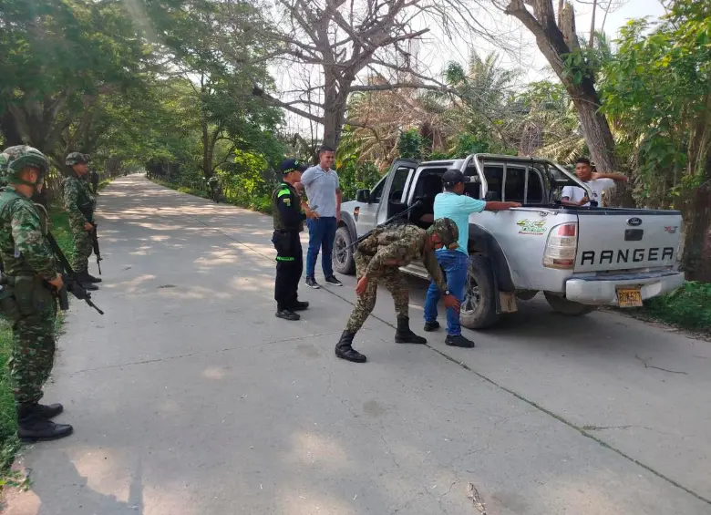 Las Fuerzas Militares y de Policía afirmaron que permanecerán en la zona para tratar de restablecer el orden público. FOTO CORTESÍA