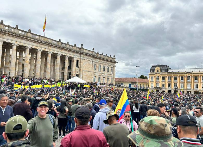 Exintegrantes de la Fuerza Pública se movilizaron en contra de políticas de seguridad del gobierno Petro. Foto: Cuenta de Twitter @Fernand29861942. 