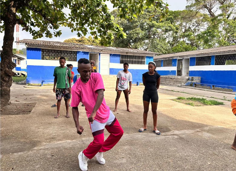 Jóvenes de colectivos del Pacífico sur presentaron piezas de danzas afrourbanas en el festival Tumaco siente la danza, resultado del proceso formativo en Al Paso de la Paz. FOTO cortesía