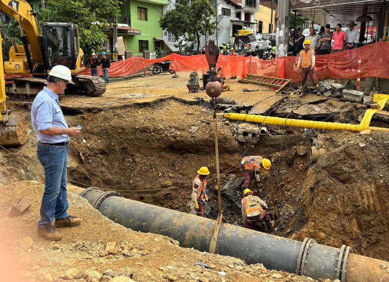 Obreros e ingenieros de EPM realizan las maniobras para solucionar la emergencia en el sector Sinaí de Medellín. FOTO: Cortesía EPM.