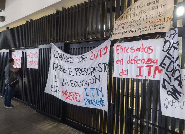 “Baje que lo estamos esperando”: estudiantes del ITM se plantaron en la Alpujarra y le piden a Quintero que no los desfinancie