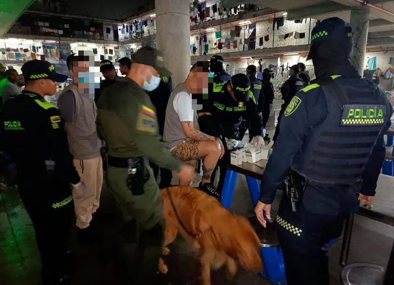 Entre la Policía y la Fiscalía allanaron el patio 2 de El Pedregal, donde hicieron el hallazgo del “call center” para extorsionar. FOTO: ALCALDÍA DE MEDELLÍN