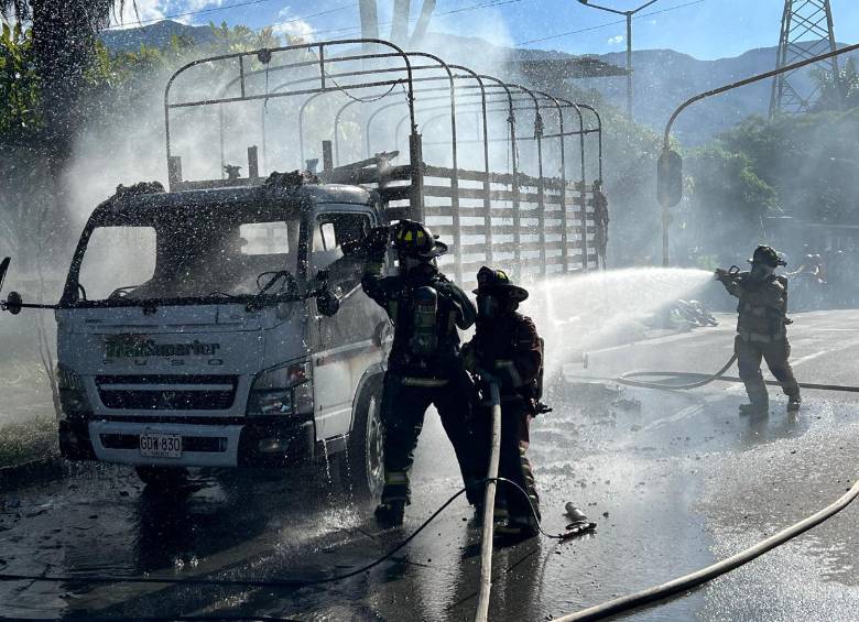 Un agente de movilidad requirió atención en una ambulancia. FOTO: CORTESÍA