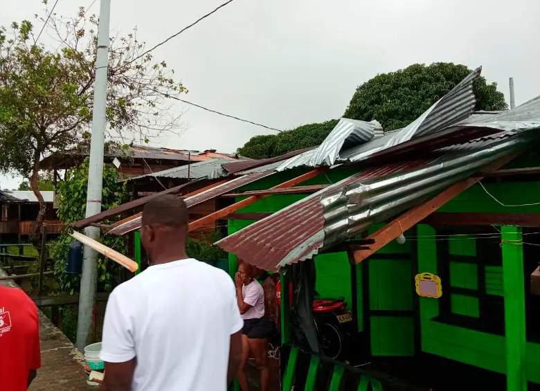 Las casas quedaron destechadas, lo que obligó a los habitantes a buscar refugio donde familiares y amigos. FOTO: Cortesía