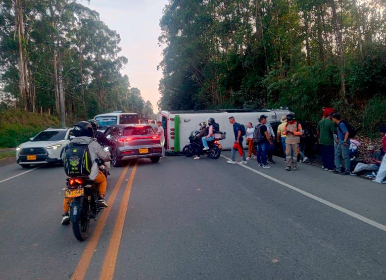 El accidente ocurrió a la altura del restaurante Marmoleo, en jurisdicción de Rionegro, luego del choque de ambos vehículos. Se investiga si hubo invasión de carril por alguno de los implicados. 