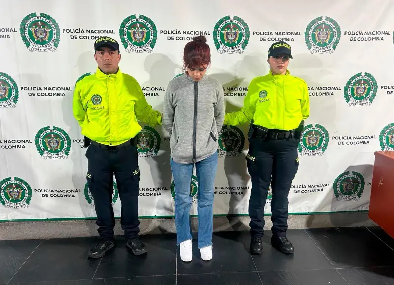 La mujer fue trasladad en avión hasta Bogotá para la audiencia de legalización de captura e imputación de cargos. FOTO CORTESÍA 