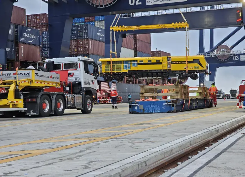 Imagen de la reperfiladora que llegó a Puerto Antioquia para mejorar la operación del Metro de Medellín. Foto: @FicoGutierrez