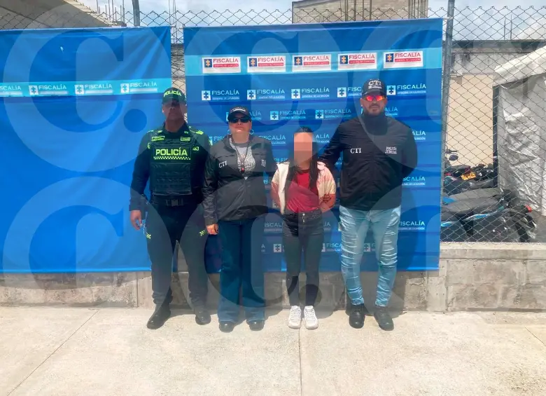 Los agentes del CTI de la Fiscalía y de la Policía detuvieron a la mujer en las afueras del hospital de El Carmen de Viboral. FOTO: CORTESÍA