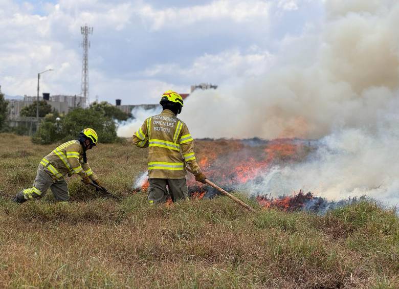El humo alcanzó viviendas y colegios cercanos a la zona en la localidad de Bosa, en Bogotá. FOTO: BOMBEROS BOGOTÁ