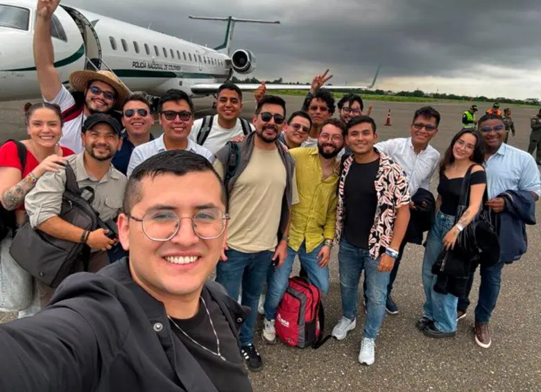 Los asistentes al cabildo abierto en Barranquilla, entre ellos los influencers del petrismo, postearon en su momento esta foto, junto al avión de la Policía que los transportó desde Bogotá. FOTO: TOMADA DE X.