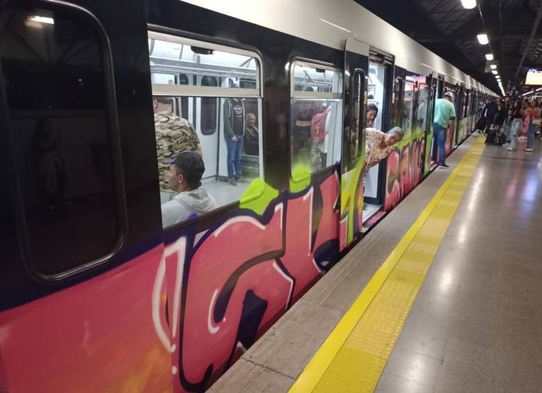 Las autoridades trabajan para capturar a los responsables de afectar el tren del metro. FOTO: CORTESÍA DENUNCIAS ANTIOQUIA