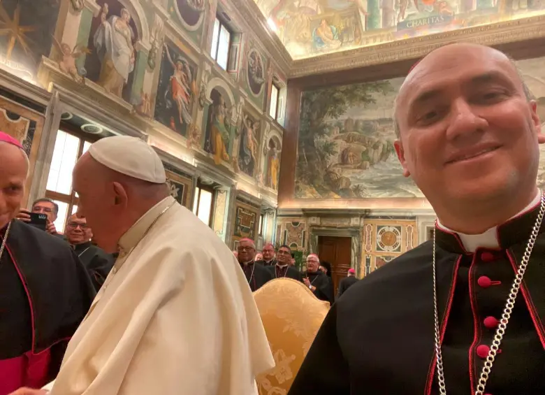 La selfie que con orgullo comparte el obispo de Caldas, así haya quedado cortada se ve al papa Francisco y al actual papa León XIV. Foto cortesía.