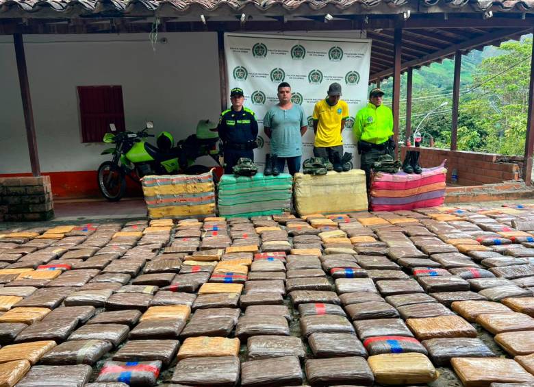 El gigantesco cargamento de droga fue encontrado en un parqueadero del municipio de Barbosa. FOTO: CORTESÍA