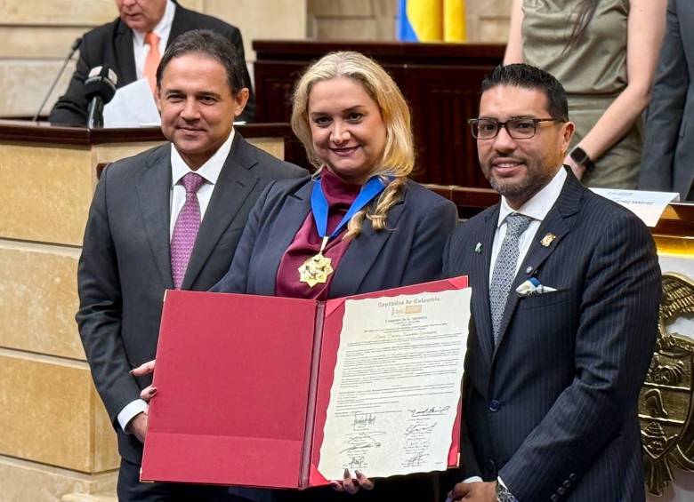 Así fue la ceremonia en la que se le otorgó la medalla a Gloria Patricia Jaramillo, conocida como Tyche en redes sociales. Foto: cortesía.