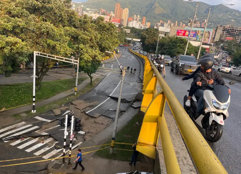 La calle 11, antes de la glorieta de Monterrrey está cerrada por socavación en la vía. 