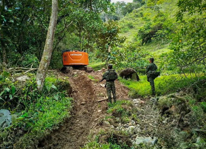 Esta fue una de las dos excavadoras que fueron encontradas en una vereda del municipio de San Luis, Oriente antioqueño, realizando labores de explotación ilegal de oro. FOTO: CORTESÍA CUARTA BRIGADA DEL EJÉRCITO