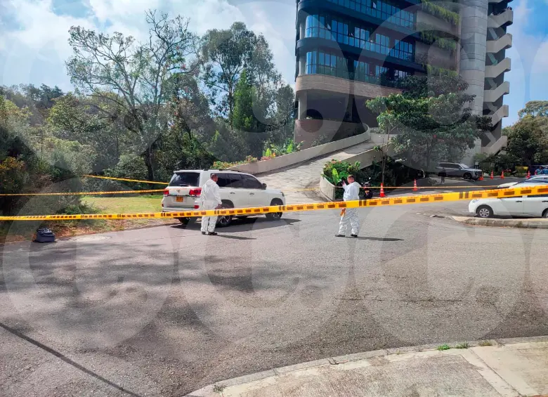 En esta camioneta falleció el comerciante Jorge Mario Vásquez Giraldo, luego de ser baleado por hombres que iban en otro carro. FOTO: ANDRÉS GARCÍA HERNÁNDEZ