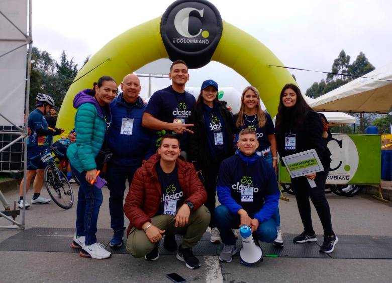 Parte del equipo de EL COLOMBIANO que participa con el apoyo a la logística y la organización del Clásico. FOTO Manuel Saldarriaga