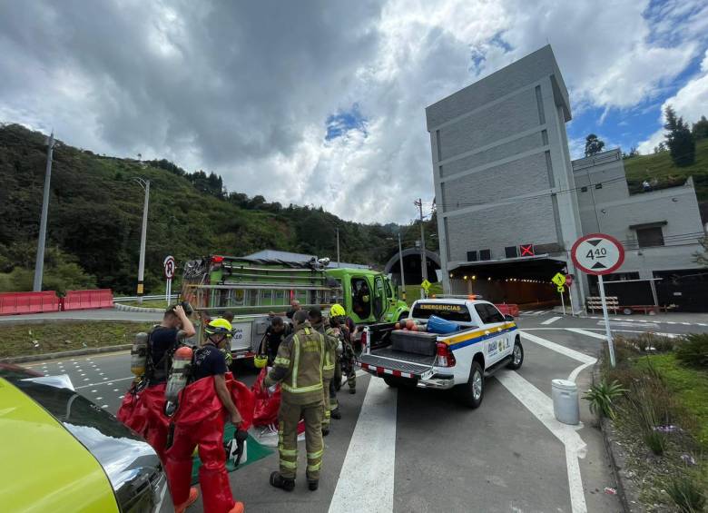 Seis unidades del Cuerpo de Bomberos de Medellín realizaron los trabajos de limpieza del cloro y la extracción de los cilindros. FOTO: CORTESÍA DAGRD