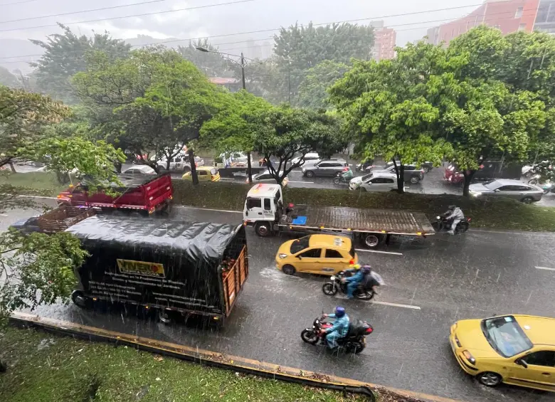 Así se vio el tráfico en Medellín este jueves. Foto: Manuel Saldarriaga