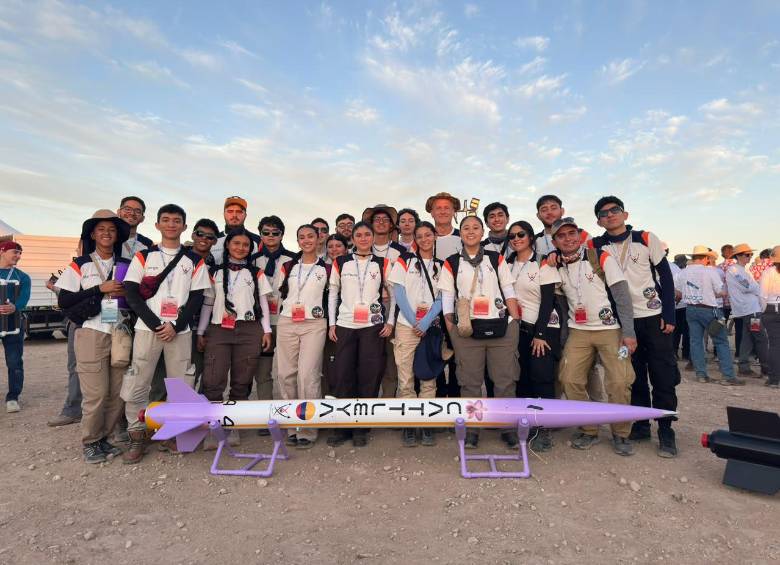 Equipo Volta Rocketry junto con su cohete Cattleya, con el que lograron el podio. Foto: cortesía.