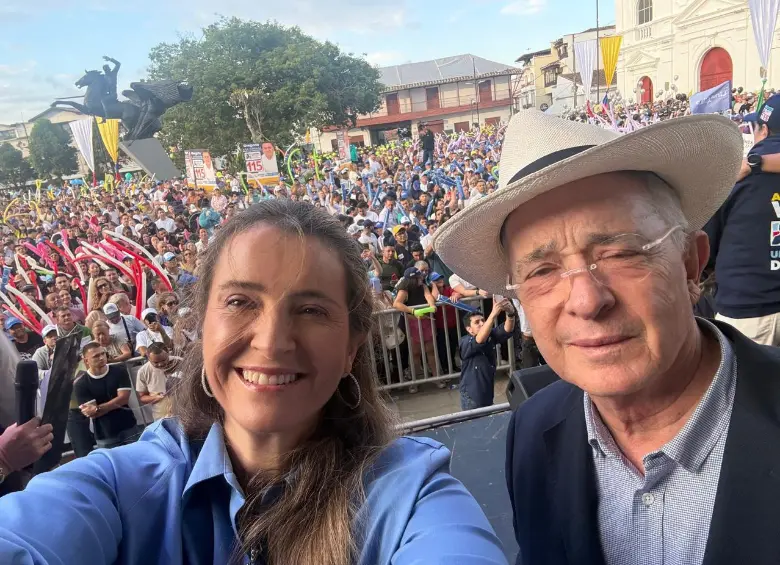 Paloma Valencia y el expresidente Álvaro Uribe durante campaña en Rionegro, Antioquia. Foto: tomada de X Paloma Valencia y el expresidente Álvaro Uribe durante campaña en Rionegro, Antioquia. Foto: tomada de X