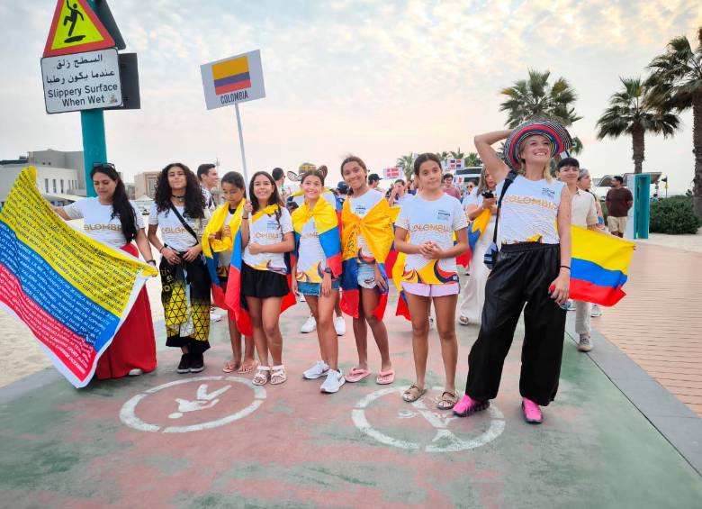 Delegación colombiana que participó en el Mundial de Aguas Abiertas en Dubái. FOTO: Cortesía 