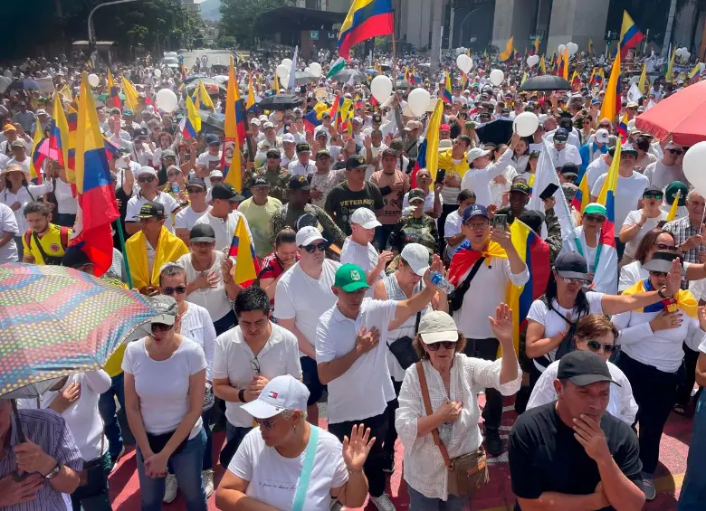 Medellín le cumplió a la marcha del silencio: familias enteras marcharon en apoyo a Miguel Uribe y en rechazo al gobierno
